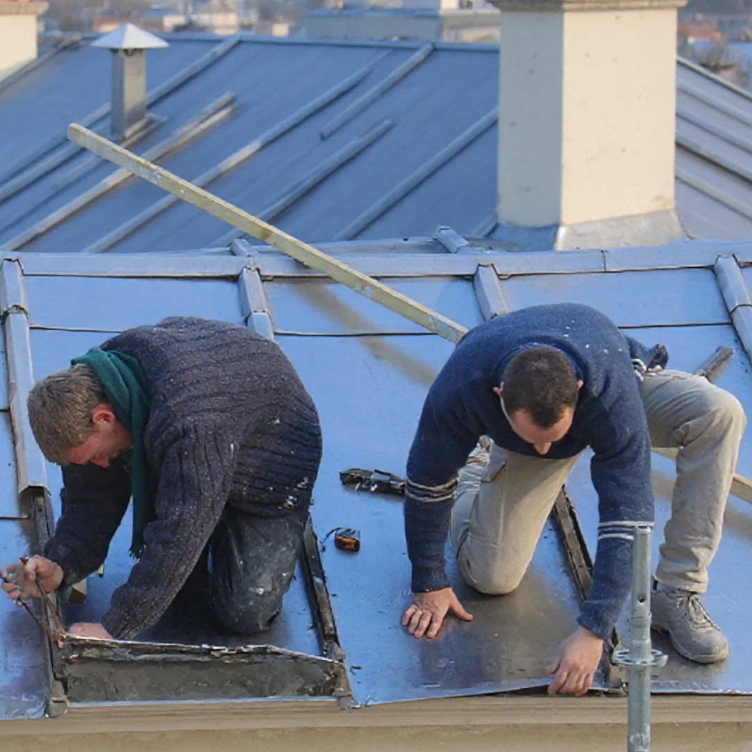 couvreur au travail